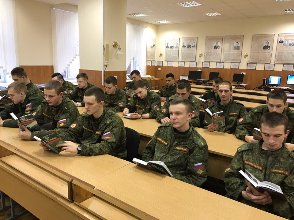 курсанты ВИТУ в читальном зале