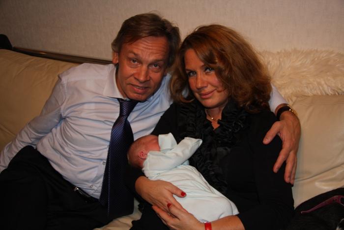 Алексей Пушков с женой и внучкой