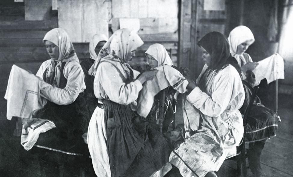 Вышивальщицы артели «Паха тĕрĕ». 1930-е гг.