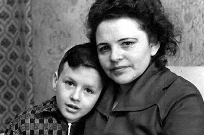 Саша Барыкин с мамой