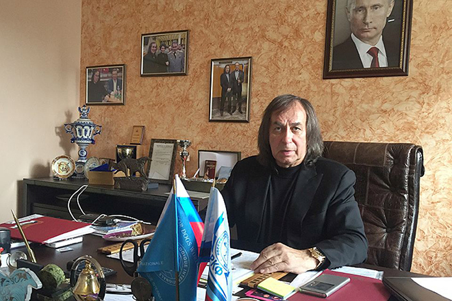 Александр Иншаков в кабинете