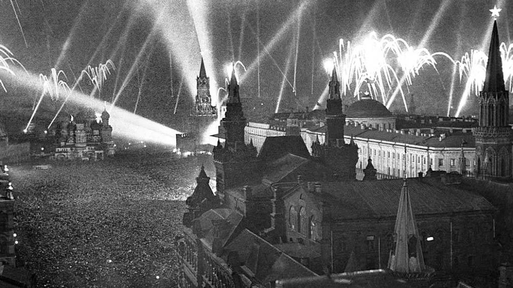 Салют Победы в Москве 9 мая 1945 года