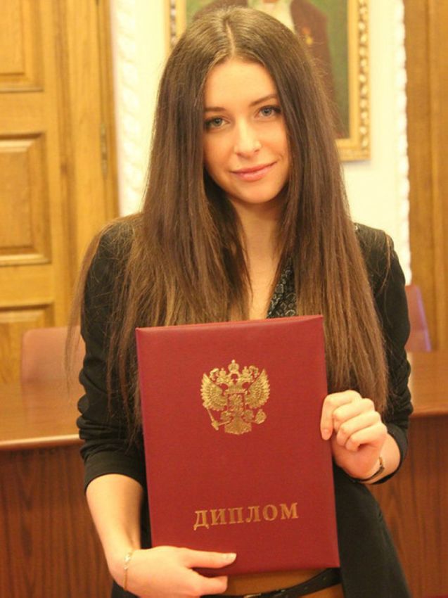 Ангелина Дорошенкова с красным дипломом