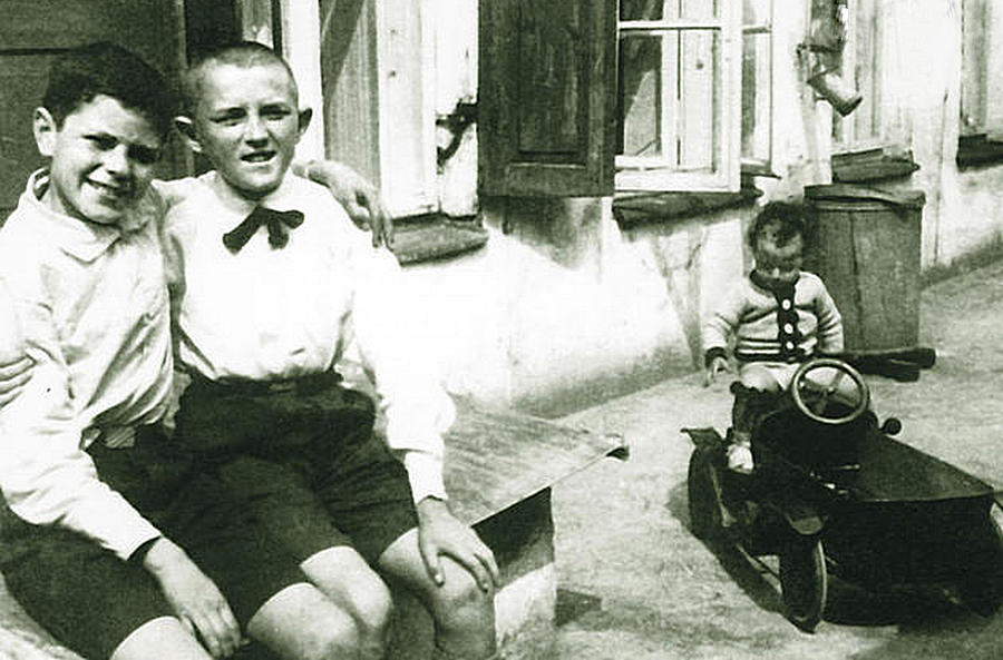 Восьмилетний Донатас Банионис (слева)