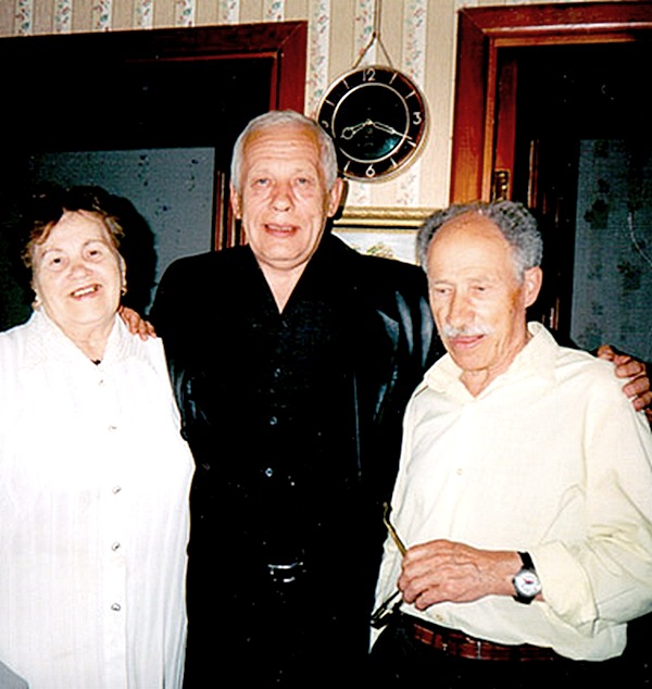 Отец Анны Александр Кузьмич, дедушка Кузьма Васильевич и бабушка Ольга Павловна