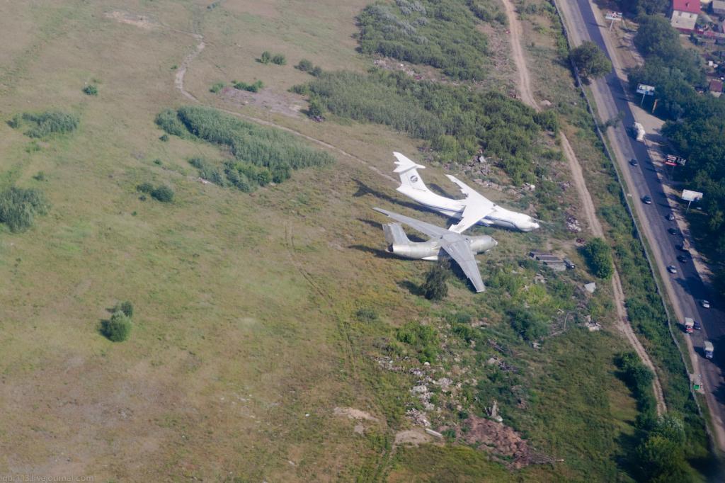 Заброшенные самолеты на заросшей стоянке