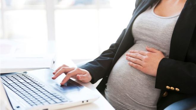Беременная женщина и ноутбук