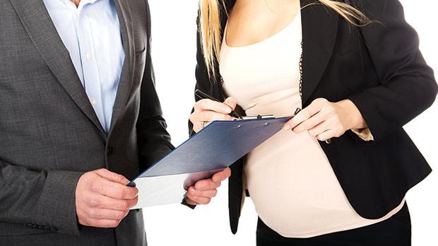 Беременная женщина подписывает контракт