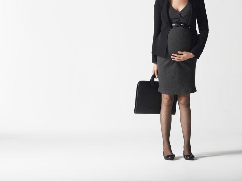 Беременная женщина в деловом костюме