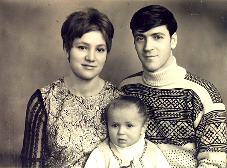 Сергей в детстве с родителями