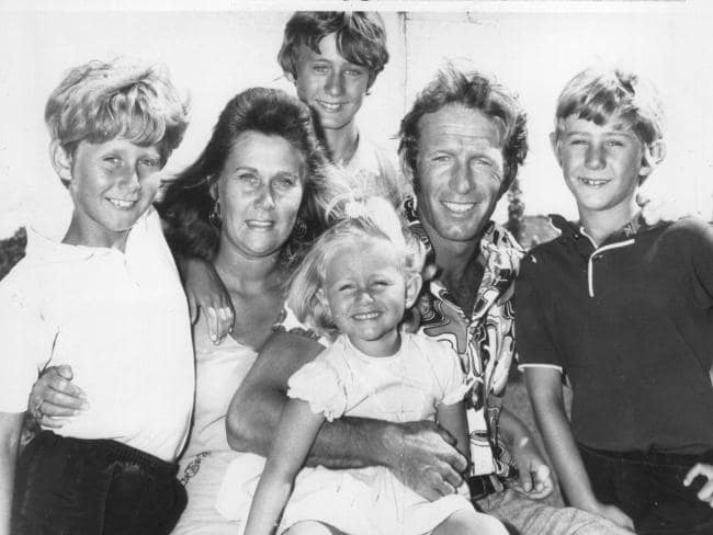 Пол Хоган с женой Ноэль и детьми