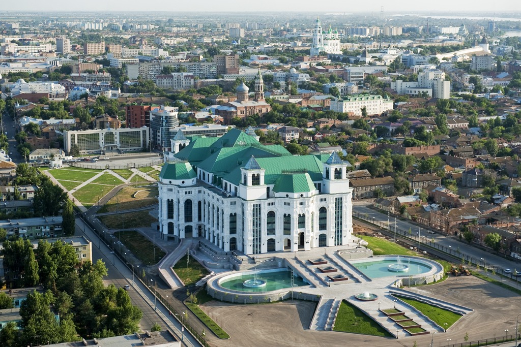 Вид на театр в Астрахани