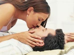 Как возбудить парня поцелуем 