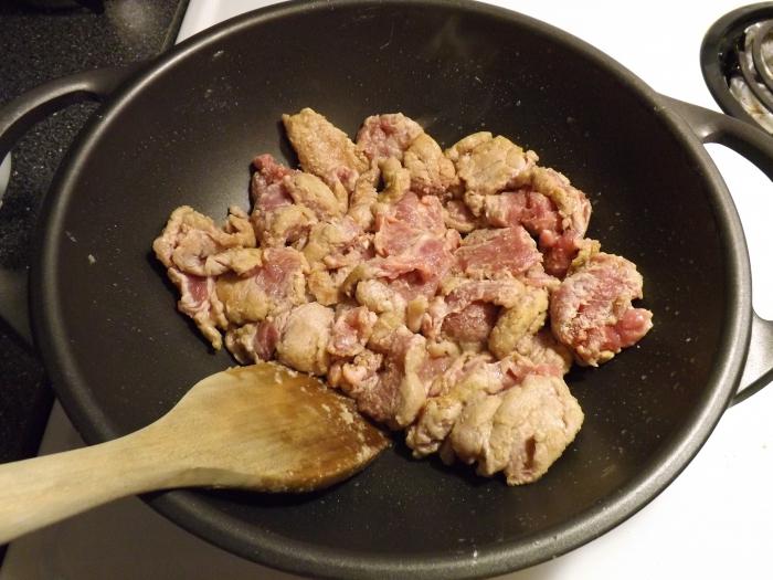 Как вкусно пожарить мясо на сковороде кусочками