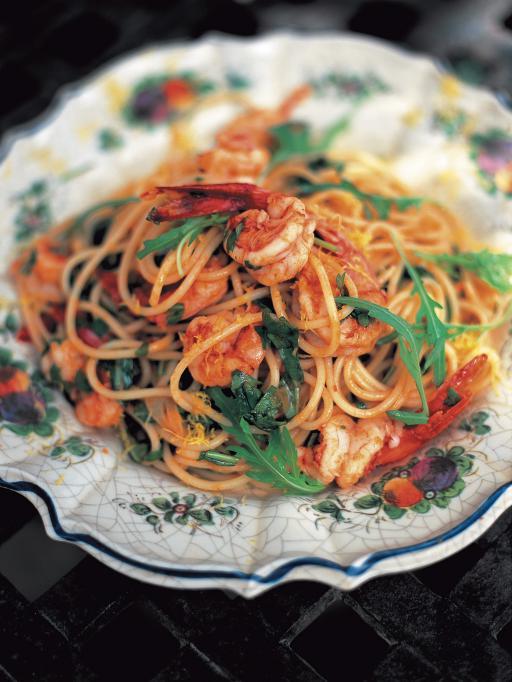 спагетти с креветками и помидорами