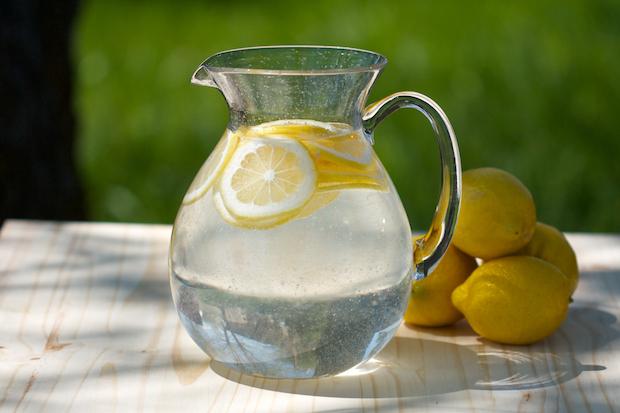 Теплая вода с лимоном