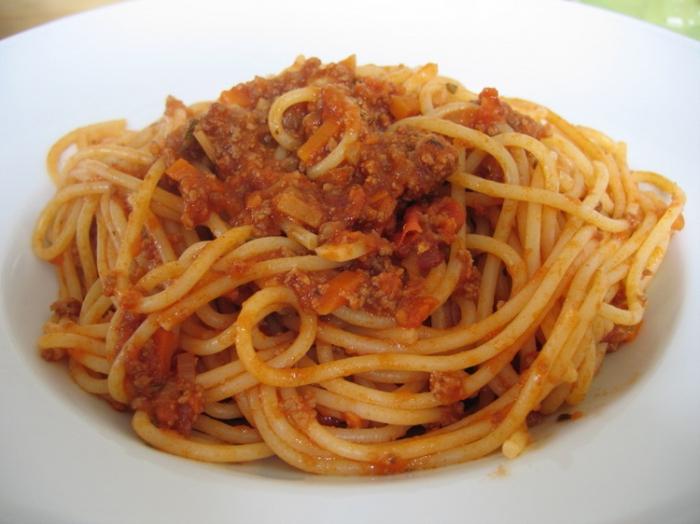 спагетти под соусом болоньез