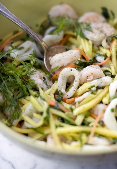 Морской салат с креветками и кальмарами