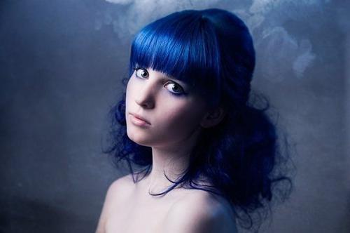 Темно синие волосы. Кому подходят неординарные синие волосы и как получить желаемый оттенок. Лучшие синие краски