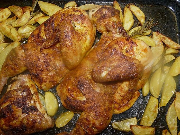 Цыпленок с картошкой в духовке рецепт. Цыпленок в духовке. Цыплёнок табака в духовке. Цыпленок с картошкой в духовке. Табака с картошкой в духовке.