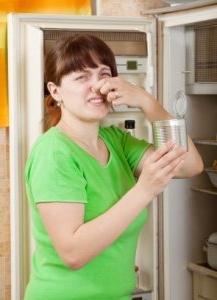 убрать запах из холодильника