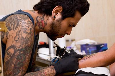 Как делают татуировки