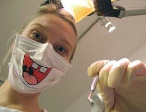 зубной врач с улыбкой