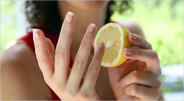 нехватка витаминов - одна из главных причин ломкости ногтей