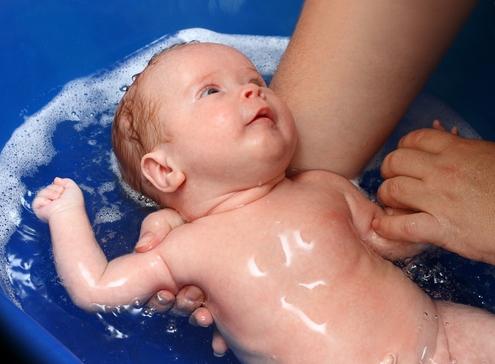 как купать новрожденных детей