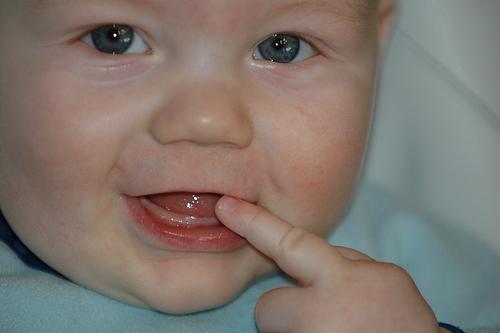 когда у детей начинают резаться зубы