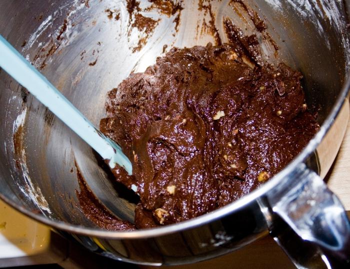 Рецепты с шоколадными каплями. Шоколадная колбаса фото. Шоколадная колбаска с грецким орехом. Шоколадная колбаска приготовление. Шоколадная колбаса подача.