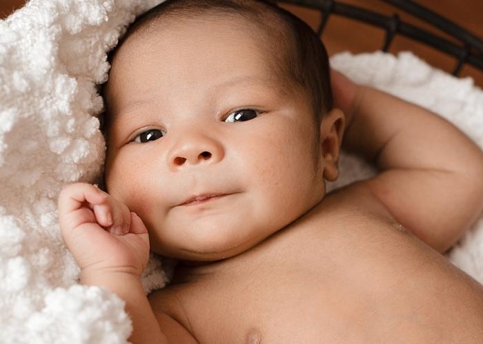 цвет глаз у новорожденных меняется