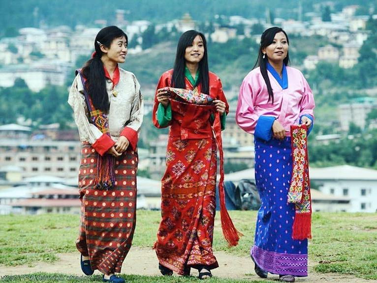 Бутан счастье. Королевство бутан. Королевство бутан люди. Бутан гурунги. Королевство бутан культура.