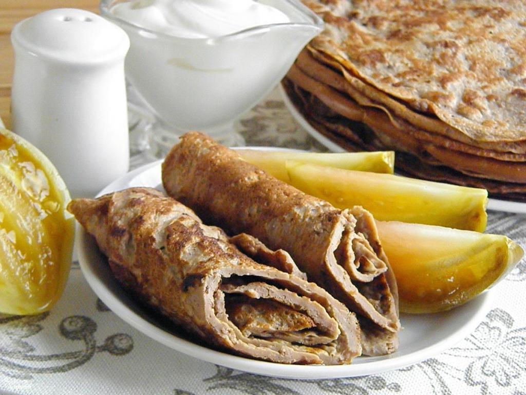Блинчики из печени с начинкой из моркови с луком