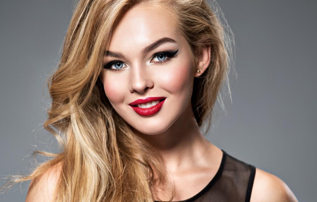 Rote lippen blonde haare