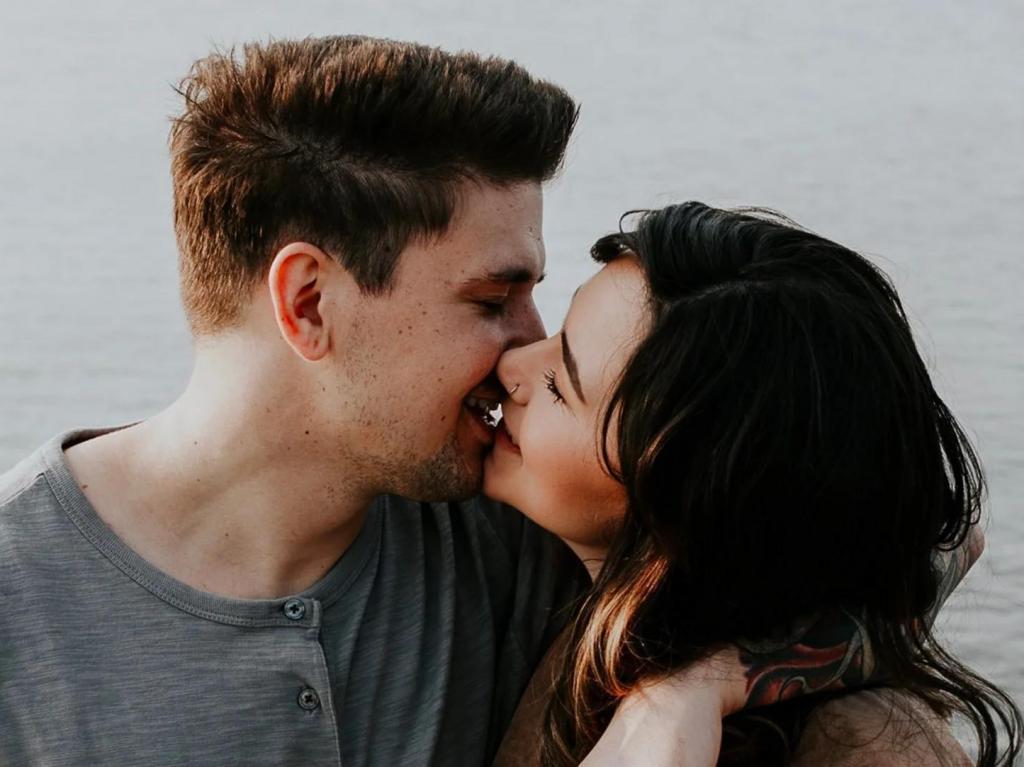 «предложение» — энн флетчер (2009). любовь подростков 14. кэролайн и аларик поцелуй. поцеловать первого встречного. аманда сейфрид в фильме дорогой джон.