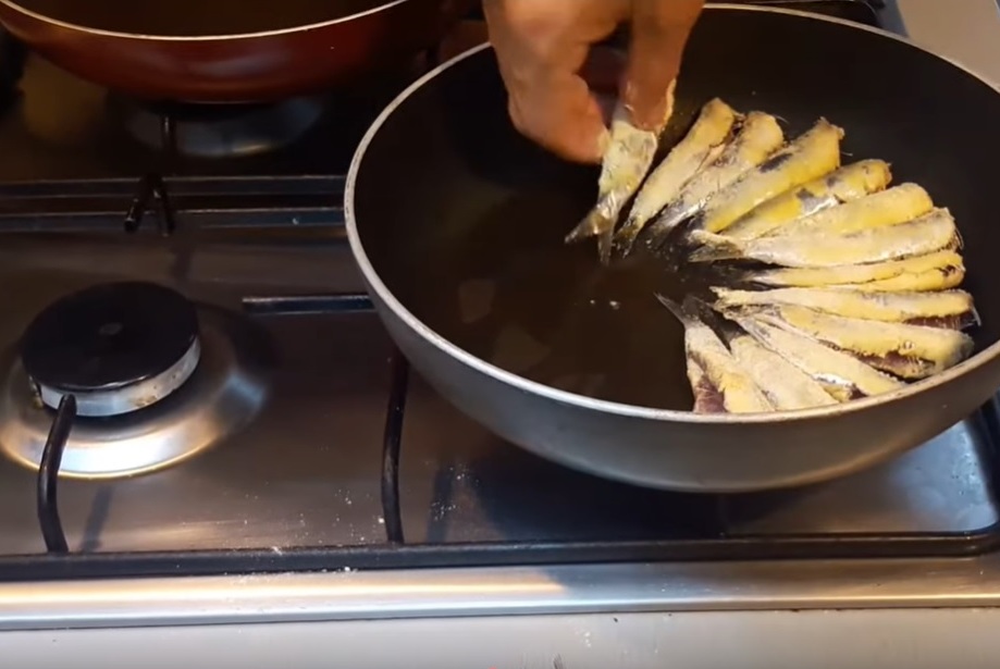 Чтобы не брызгало масло на сковороде. Жареная рыба на сковороде в муке. Чтобы масло не брызгало при жарке. Как жарить чтобы масло не брызгало. Чтобы не брызгало масло на сковороде при жарке.