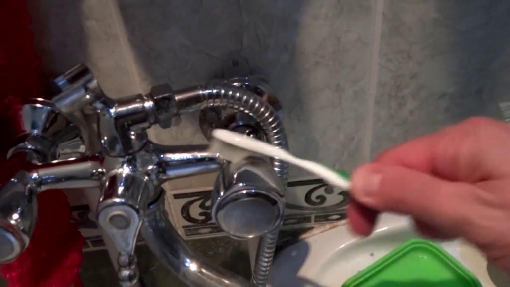 как прочистить смеситель в ванной видео