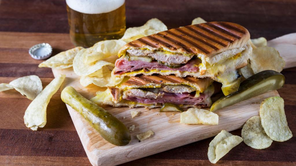 В целом же рецепт кубинских сэндвичей является довольно простым. 