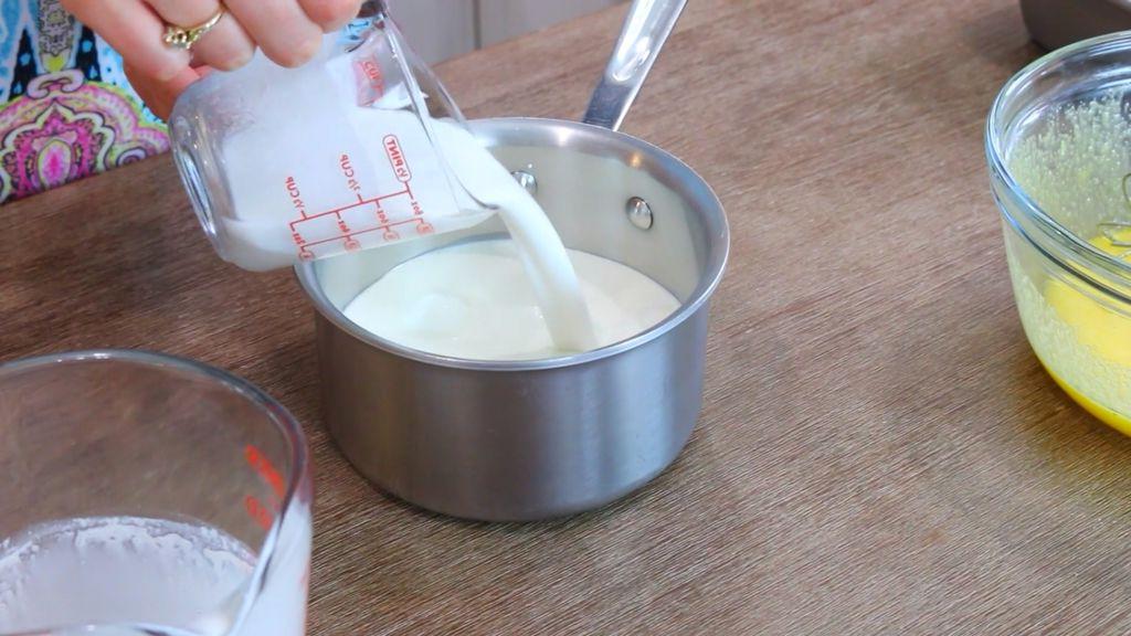 кокосовый крем для торта фото. кокосовый крем со сливками. тарты с заварным кремом. заварной крем с кокосовым молоком. заварной крем для торта медового из молока и масла и сахара.