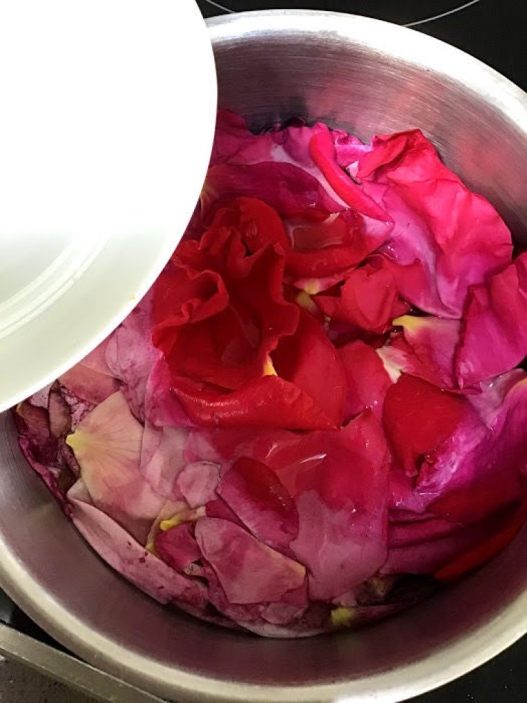 Вода розовых лепестков. Лепестки роз в воде. Вода.из лепестков роз для питья. Что можно сделать из лепестков роз. Маска Клеопатры с лепестками роз.