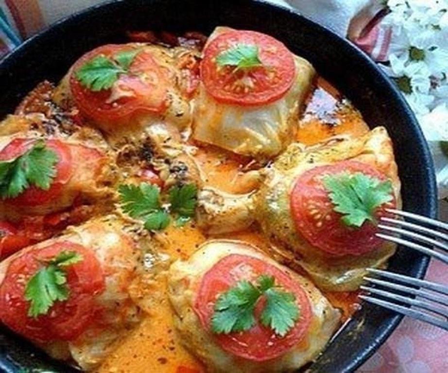 куриные ножки с капустой и рисом. 1196710. куриные ножки с капустой и рисом фото. куриные ножки с капустой и рисом-1196710. картинка куриные ножки с капустой и рисом. картинка 1196710. Сочетание риса и капусты — это уже классика, проверенная временем и такими популярными рецептами, как голубцы, бигос и лаханоризо. А если добавить к ним курицу, то и вовсе получится объедение. Предлагаем вам несколько необычный, но давно любимый в той же Польше и Греции рецепт тушеной капусты с курицей и рисом. Готовится она очень просто — никаких особых навыков не понадобится. В результате вы получите полноценный обед или ужин для всей семьи. На вкус блюдо очень яркое и насыщенное, чем-то отдаленно напоминает все те же голубцы.