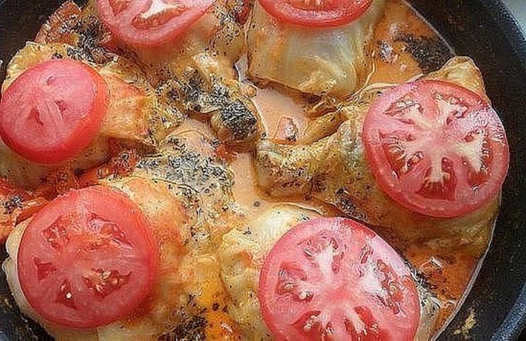 куриные ножки с капустой и рисом. 1196711. куриные ножки с капустой и рисом фото. куриные ножки с капустой и рисом-1196711. картинка куриные ножки с капустой и рисом. картинка 1196711. Сочетание риса и капусты — это уже классика, проверенная временем и такими популярными рецептами, как голубцы, бигос и лаханоризо. А если добавить к ним курицу, то и вовсе получится объедение. Предлагаем вам несколько необычный, но давно любимый в той же Польше и Греции рецепт тушеной капусты с курицей и рисом. Готовится она очень просто — никаких особых навыков не понадобится. В результате вы получите полноценный обед или ужин для всей семьи. На вкус блюдо очень яркое и насыщенное, чем-то отдаленно напоминает все те же голубцы.