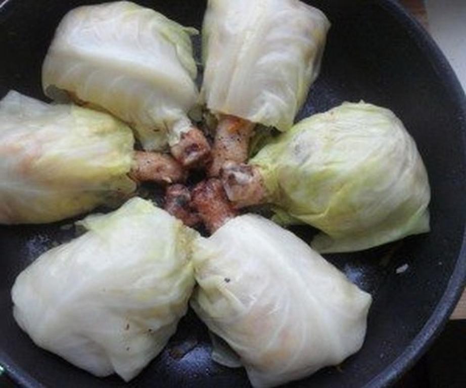 куриные ножки с капустой и рисом. 1196712. куриные ножки с капустой и рисом фото. куриные ножки с капустой и рисом-1196712. картинка куриные ножки с капустой и рисом. картинка 1196712. Сочетание риса и капусты — это уже классика, проверенная временем и такими популярными рецептами, как голубцы, бигос и лаханоризо. А если добавить к ним курицу, то и вовсе получится объедение. Предлагаем вам несколько необычный, но давно любимый в той же Польше и Греции рецепт тушеной капусты с курицей и рисом. Готовится она очень просто — никаких особых навыков не понадобится. В результате вы получите полноценный обед или ужин для всей семьи. На вкус блюдо очень яркое и насыщенное, чем-то отдаленно напоминает все те же голубцы.