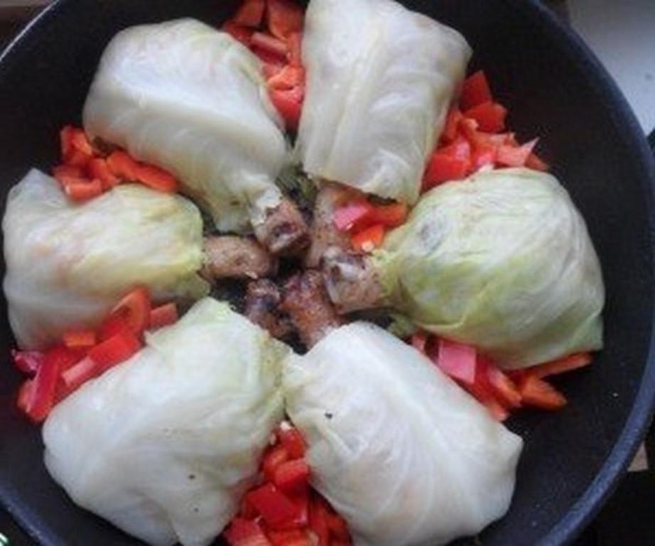 куриные ножки с капустой и рисом. 1196714. куриные ножки с капустой и рисом фото. куриные ножки с капустой и рисом-1196714. картинка куриные ножки с капустой и рисом. картинка 1196714. Сочетание риса и капусты — это уже классика, проверенная временем и такими популярными рецептами, как голубцы, бигос и лаханоризо. А если добавить к ним курицу, то и вовсе получится объедение. Предлагаем вам несколько необычный, но давно любимый в той же Польше и Греции рецепт тушеной капусты с курицей и рисом. Готовится она очень просто — никаких особых навыков не понадобится. В результате вы получите полноценный обед или ужин для всей семьи. На вкус блюдо очень яркое и насыщенное, чем-то отдаленно напоминает все те же голубцы.