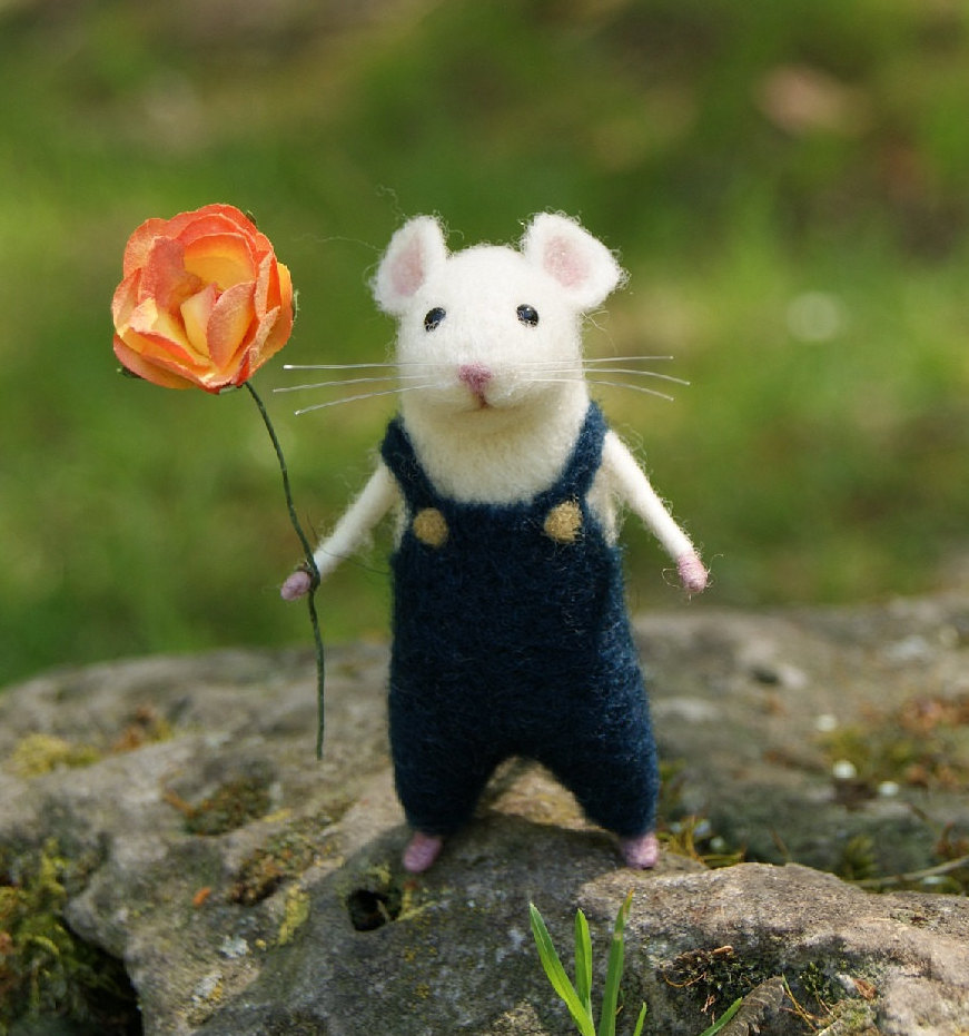 Милая мышь. Мышь с цветами. Красивый мышонок. Милые мышки. Мышка с цветочком.