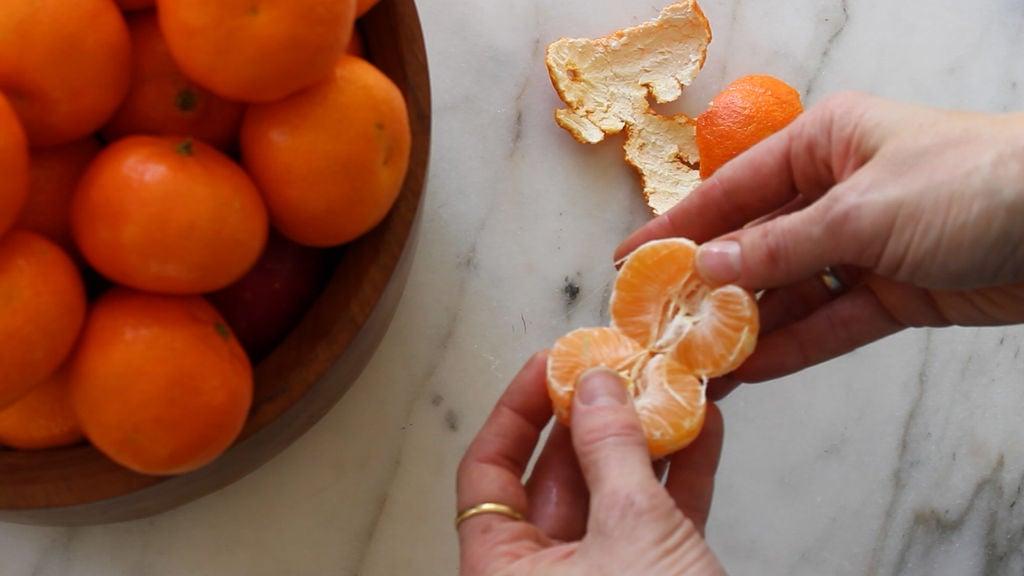 Засохли мандарины. Кожура мандарина. Апельсиновая кожура. Апельсин в руке. Шкурки от мандаринов.