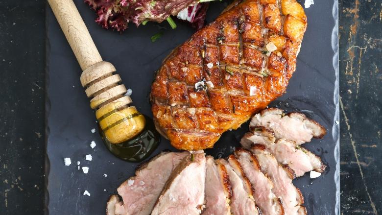 Утиная грудка медиум велл. Утиные стейки. Утиная грудка на мангале. Утиные стейки. Утка от рамзи.