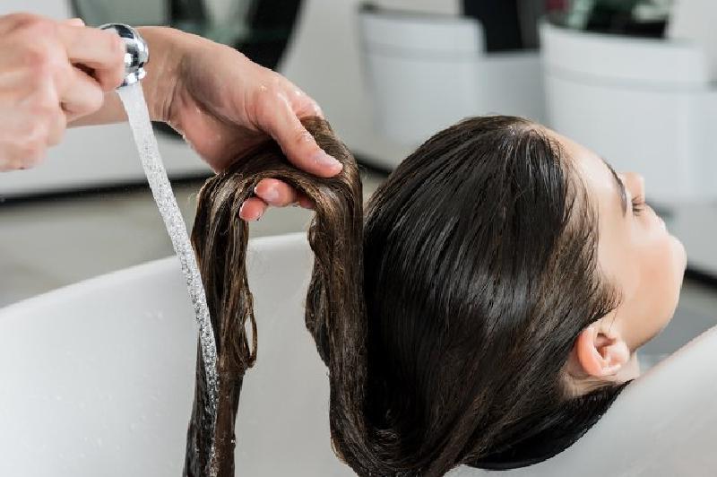 Профиль девушки с длинными волосами стоковое. Как приучить волосы лежать. Состриженные волосы на полу. Как приучить волосы лежать. Прическа с пробором зигзаг.