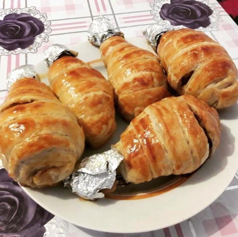 голень в тесте. куриные голени в слоеном тесте. куриные ножки в слоеном тесте. куриные голени в мешочке. рецепт куриные ножки в слоеном тесте.